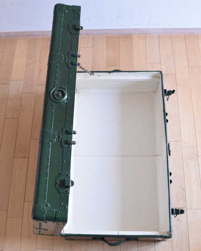 めずらしい家具　アンティーク家具　英国輸入のオシャレなアンティーク雑貨、テーブルにもなるトランクケース。ドキドキしながら中を開けてみると･･･もちろん中もキレイです！かなりたっぷり収納できるので、いろんなものを詰め込んで自由に使ってみて下さい。(k-1731-f)