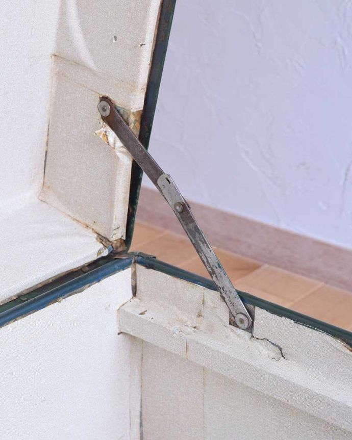 めずらしい家具　アンティーク家具　英国輸入のオシャレなアンティーク雑貨、テーブルにもなるトランクケース。蓋と箱の接合部分もしっかり動くように調整しました。(k-1731-f)