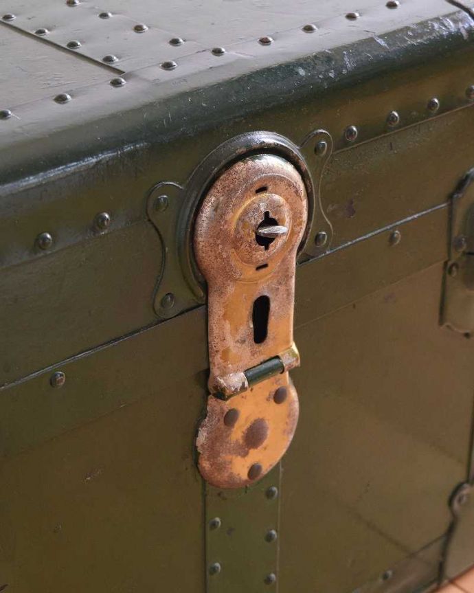 めずらしい家具　アンティーク家具　英国輸入のオシャレなアンティーク雑貨、テーブルにもなるトランクケース。アンティークらしさが感じられるカギ。(k-1731-f)