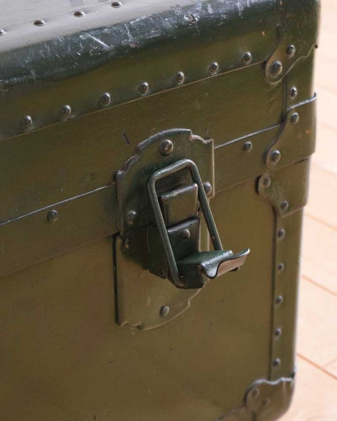 めずらしい家具　アンティーク家具　英国輸入のオシャレなアンティーク雑貨、テーブルにもなるトランクケース。蓋を止める金具も、カッコイイ！。(k-1731-f)