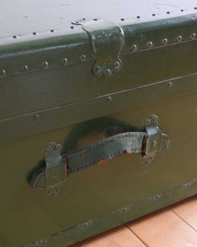 めずらしい家具　アンティーク家具　英国輸入のオシャレなアンティーク雑貨、テーブルにもなるトランクケース。持ち手も当時のものがキレイに残っていました。(k-1731-f)