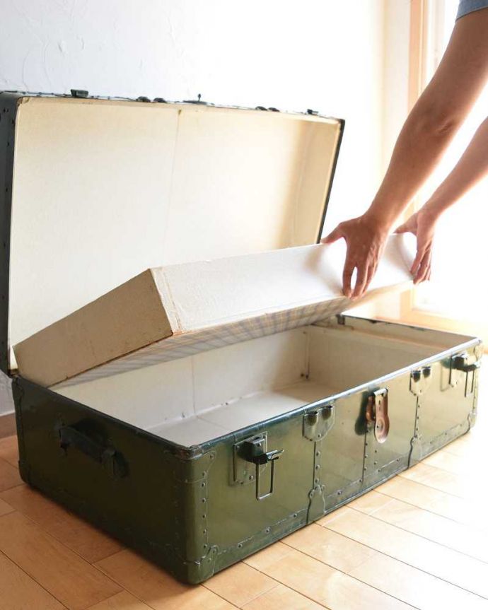 めずらしい家具　アンティーク家具　英国輸入のオシャレなアンティーク雑貨、テーブルにもなるトランクケース。簡単に内側のボックスは外れます。(k-1731-f)