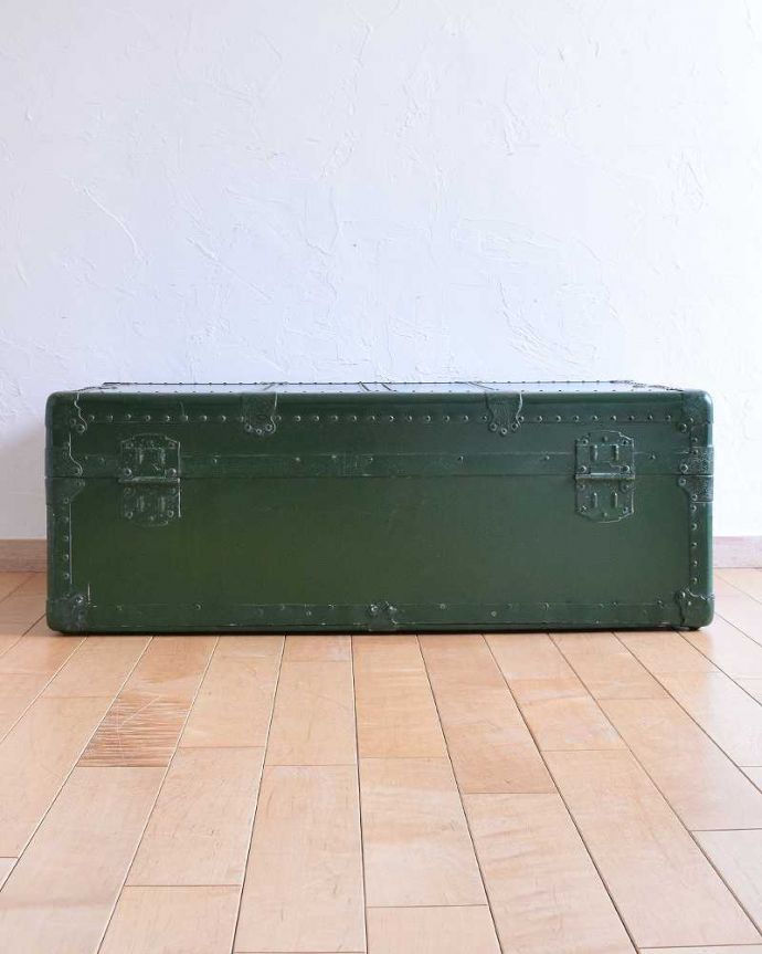 めずらしい家具　アンティーク家具　英国輸入のオシャレなアンティーク雑貨、テーブルにもなるトランクケース。アンティークは新品ではないので、もちろん経年変化によるキズはありますが、キレイなものしか買い付けていませんので、ご安心ください。(k-1731-f)