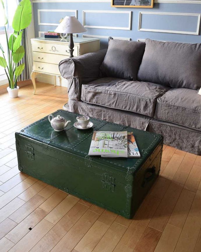 めずらしい家具　アンティーク家具　英国輸入のオシャレなアンティーク雑貨、テーブルにもなるトランクケース。使い方は自由自在めずらしい大きなサイズのトランク。(k-1731-f)