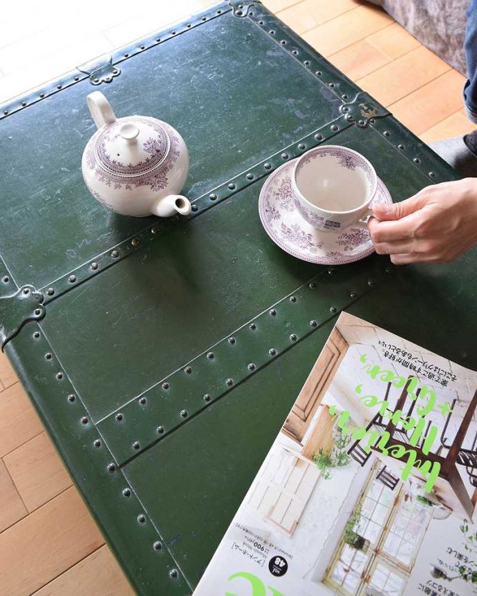 めずらしい家具　アンティーク家具　英国輸入のオシャレなアンティーク雑貨、テーブルにもなるトランクケース。オシャレなコーヒーテーブルはいかが？床に倒して置けば、コーヒーテーブルに早変わり。(k-1731-f)