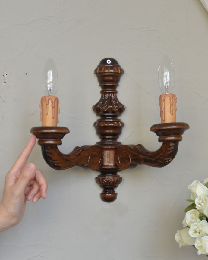 壁付けブラケット　照明・ライティング　英国アンティークうの天然木の壁付け照明、木彫りが美しいウォールブラケット（Ｅ17シャンデリア球付）。存在感のある素敵なアンティークのウォールブラケットです。(k-1732-z)