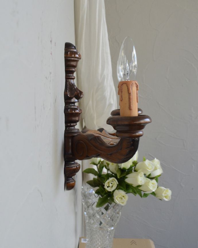 壁付けブラケット　照明・ライティング　英国アンティークうの天然木の壁付け照明、木彫りが美しいウォールブラケット（Ｅ17シャンデリア球付）。壁のお洒落を楽しむのにはピッタリな存在感です。(k-1732-z)