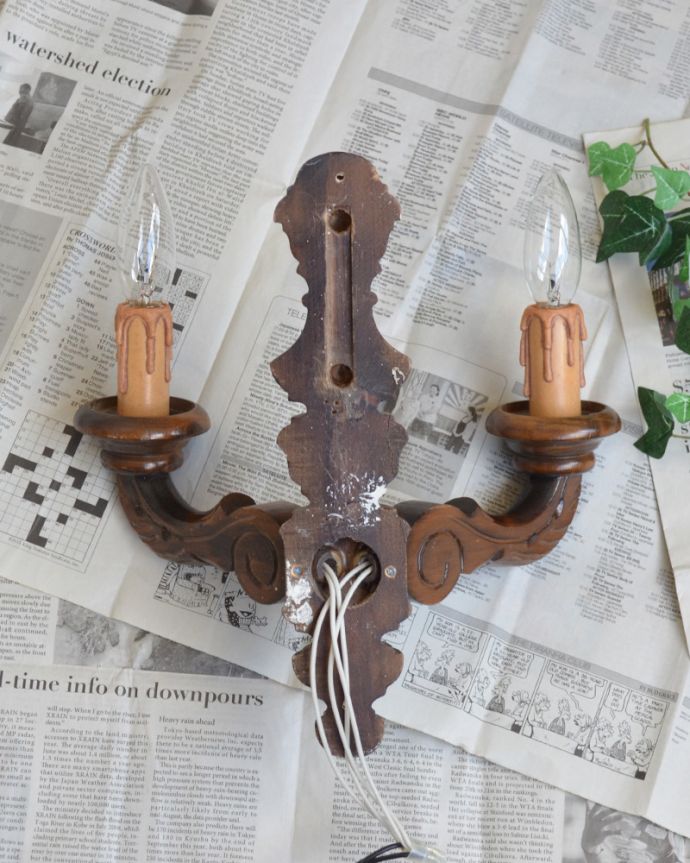 壁付けブラケット　照明・ライティング　英国アンティークうの天然木の壁付け照明、木彫りが美しいウォールブラケット（Ｅ17シャンデリア球付）。※配線に直結するので、電気屋さんによる取り付け工事が必要です。(k-1732-z)