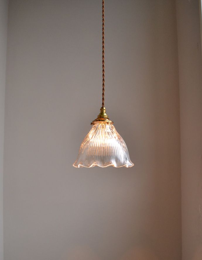 ペンダントライト　照明・ライティング　優しいフリルが女性らしいシルエット、アンティークガラスシェードのライト（コード・シャンデリア電球・ギャラリーA付き） 。あたたかい光がお部屋を包み込みます。(k-1733-z)