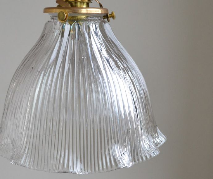 ペンダントライト　照明・ライティング　優しいフリルが女性らしいシルエット、アンティークガラスシェードのライト（コード・シャンデリア電球・ギャラリーA付き） 。シェードは、手作りのため多少、誤差があったり、気泡やキズ、汚れが入っている場合もあります。(k-1733-z)