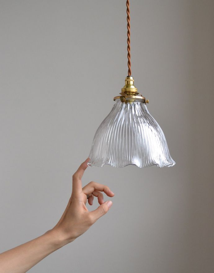 ペンダントライト　照明・ライティング　優しいフリルが女性らしいシルエット、アンティークガラスシェードのライト（コード・シャンデリア電球・ギャラリーA付き） 。透明なガラスに入った縦のラインは、独特の光の表情を楽しむことができます。(k-1733-z)