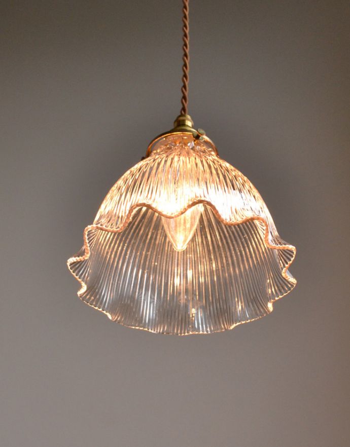 ペンダントライト　照明・ライティング　優しいフリルが女性らしいシルエット、アンティークガラスシェードのライト（コード・シャンデリア電球・ギャラリーA付き） 。下から見上げても素敵なデザインにうっとりです。(k-1733-z)