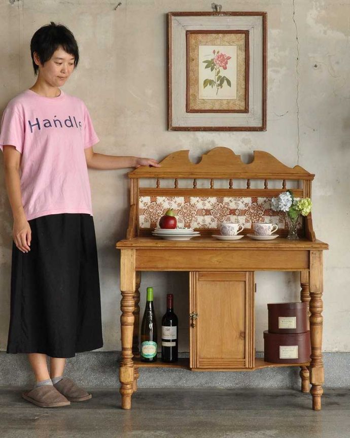 サイドボード　アンティーク家具　タイルがナチュラルなウォッシュスタンド、パイン材のアンティーク家具。アンティークでしか手に入らない家具まだ水道の発達していない時代に使われたウォッシュスタンドは、現代では必要がないもの。(k-1734-f)