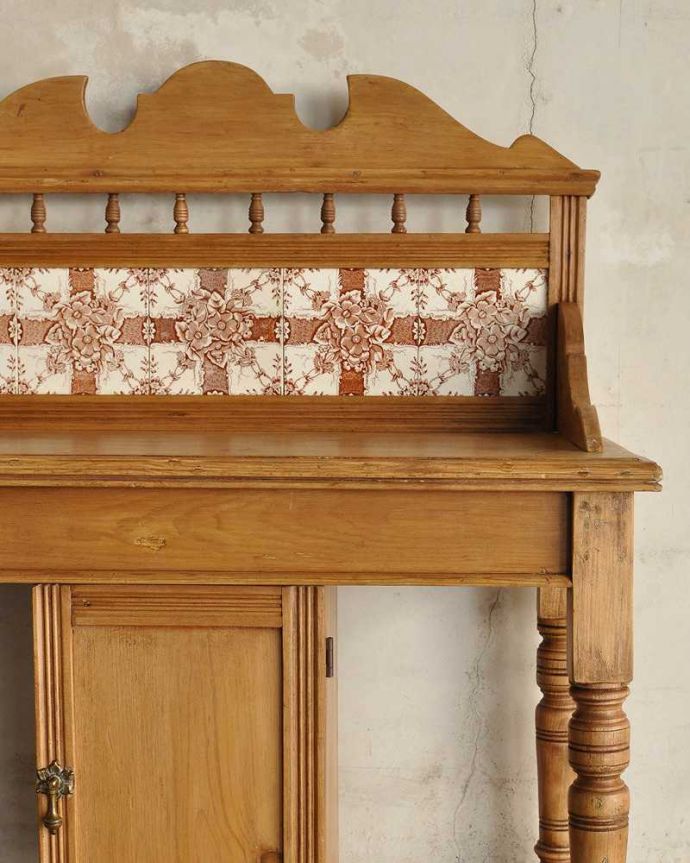 サイドボード　アンティーク家具　タイルがナチュラルなウォッシュスタンド、パイン材のアンティーク家具。昔の名残が美しく残っています天板に洗面器を置いて洗面台として使われていたウォッシュスタンド。(k-1734-f)