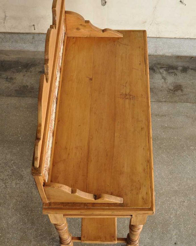 サイドボード　アンティーク家具　タイルがナチュラルなウォッシュスタンド、パイン材のアンティーク家具。天然木タイプで使いやすい天板家具として使いやすい木製タイプの天板。(k-1734-f)