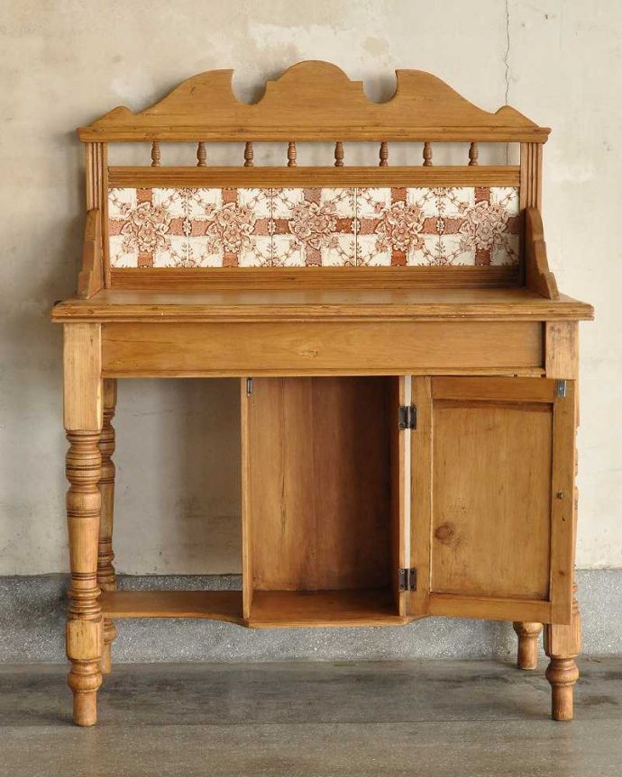 サイドボード　アンティーク家具　タイルがナチュラルなウォッシュスタンド、パイン材のアンティーク家具。扉を開いてみると…洗面器とジャグを収納していた扉の中。(k-1734-f)