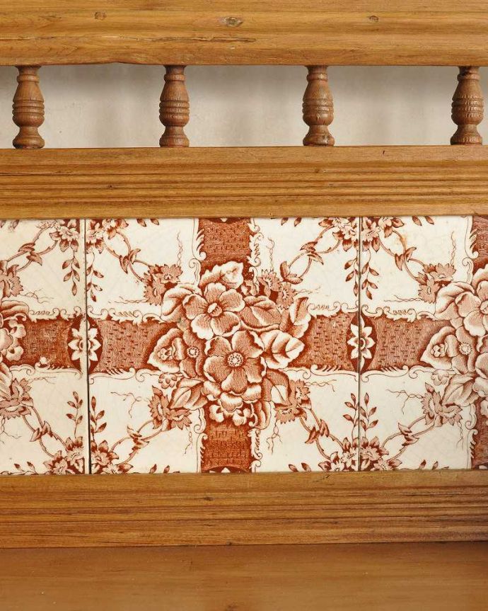 サイドボード　アンティーク家具　タイルがナチュラルなウォッシュスタンド、パイン材のアンティーク家具。アンティークのタイルの魅力昔のタイルは、今とは質も作り方も違うから、独特風合いと美しさを醸し出しています。(k-1734-f)