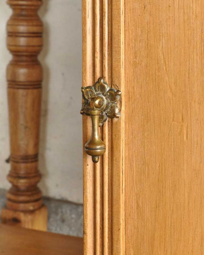 サイドボード　アンティーク家具　タイルがナチュラルなウォッシュスタンド、パイン材のアンティーク家具。アンティークらしい取っ手のデザイン取っ手のデザインも素敵。(k-1734-f)