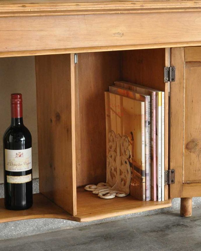 サイドボード　アンティーク家具　タイルがナチュラルなウォッシュスタンド、パイン材のアンティーク家具。雑誌も収納出来る実力派A4サイズの雑誌も立てて収納できるから、いろんな場所で便利に使って下さい。(k-1734-f)