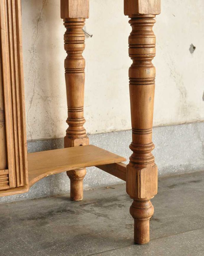 サイドボード　アンティーク家具　タイルがナチュラルなウォッシュスタンド、パイン材のアンティーク家具。女性1人でラクラク運べちゃうんですHandleのアンティークは、脚の裏にフェルトキーパーをお付けしています。(k-1734-f)