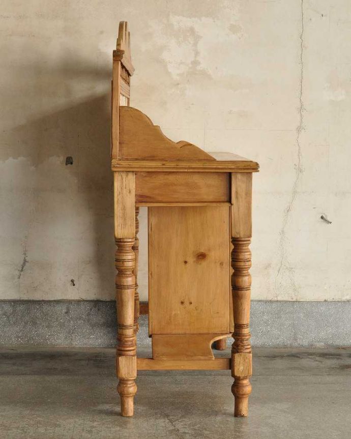 サイドボード　アンティーク家具　タイルがナチュラルなウォッシュスタンド、パイン材のアンティーク家具。横から見てもステキもちろん、全体をキレイに仕上げたので横から見てもキレイ！自信があります。(k-1734-f)