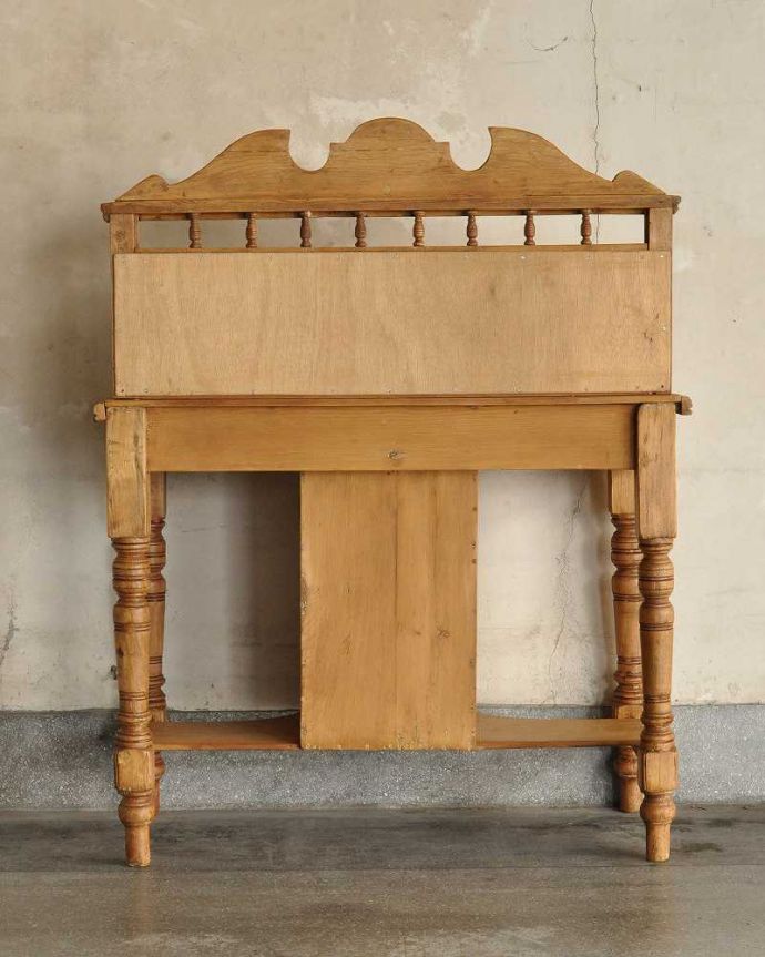 サイドボード　アンティーク家具　タイルがナチュラルなウォッシュスタンド、パイン材のアンティーク家具。後ろ姿も見て下さい。(k-1734-f)