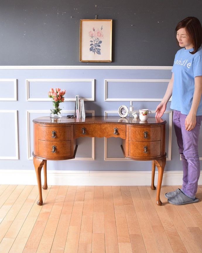 アンティークのデスク・書斎机　アンティーク家具　英国輸入のアンティーク家具、ウォルナット材の美しいライティングデスク。華やかで美しいシルエットが魅力的です。(k-1735-f)