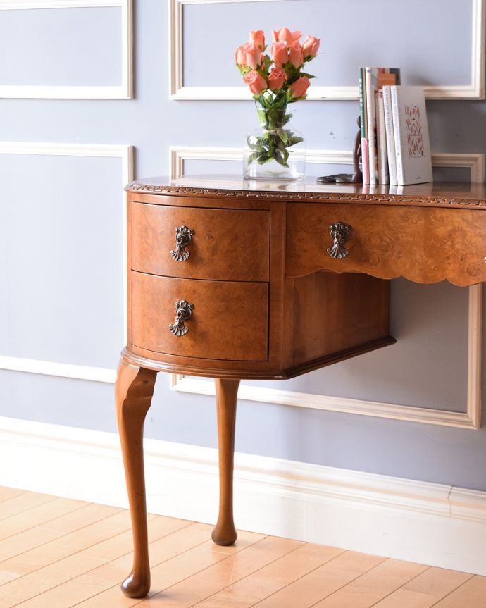 アンティークのデスク・書斎机　アンティーク家具　英国輸入のアンティーク家具、ウォルナット材の美しいライティングデスク。高級感のある木製のデスク。(k-1735-f)