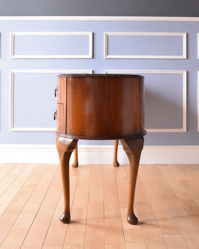 アンティークのデスク・書斎机　アンティーク家具　英国輸入のアンティーク家具、ウォルナット材の美しいライティングデスク。横から見るとこんな感じ。(k-1735-f)