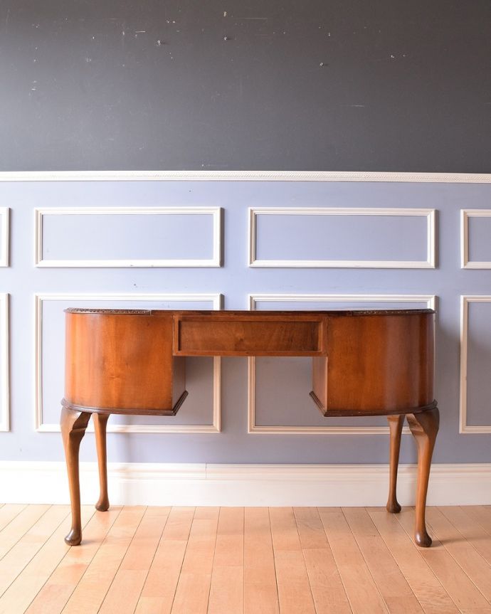 アンティークのデスク・書斎机　アンティーク家具　英国輸入のアンティーク家具、ウォルナット材の美しいライティングデスク。アンティークは新品ではないので、もちろん経年変化によるキズはありますが、専門の職人が目立たないようキレイにお直しをしているので、後姿までキレイです。(k-1735-f)