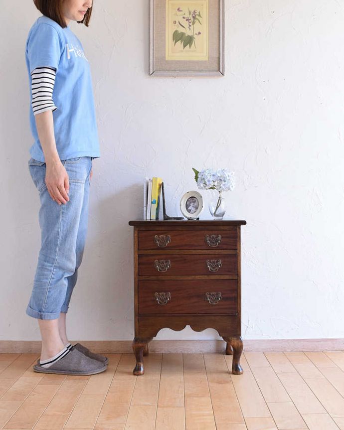 アンティークのチェスト　アンティーク家具　小さくてもお部屋の主役！ 美しい英国輸入のアンティークベッドサイドチェスト。チェアの横に置けば、サイドテーブル代わりに。(k-1736-f)