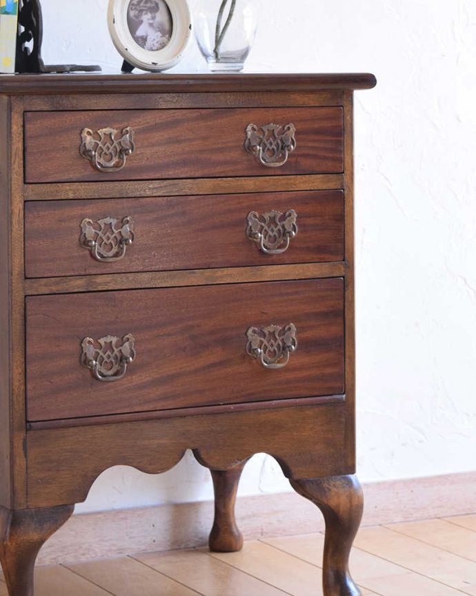 アンティークのチェスト　アンティーク家具　小さくてもお部屋の主役！ 美しい英国輸入のアンティークベッドサイドチェスト。高級感のある木目です。(k-1736-f)