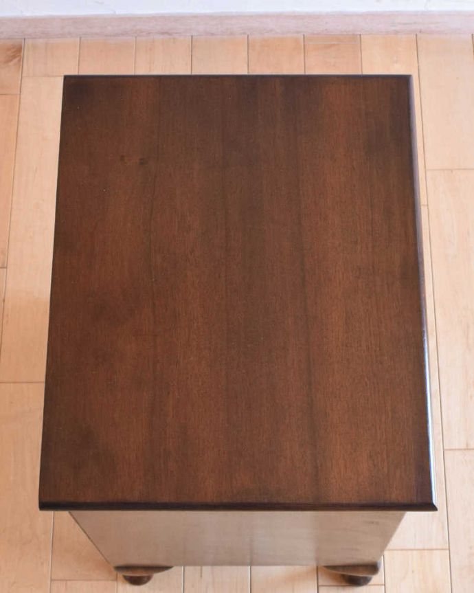 アンティークのチェスト　アンティーク家具　小さくてもお部屋の主役！ 美しい英国輸入のアンティークベッドサイドチェスト。上から見ると、天板はこんな感じ。(k-1736-f)