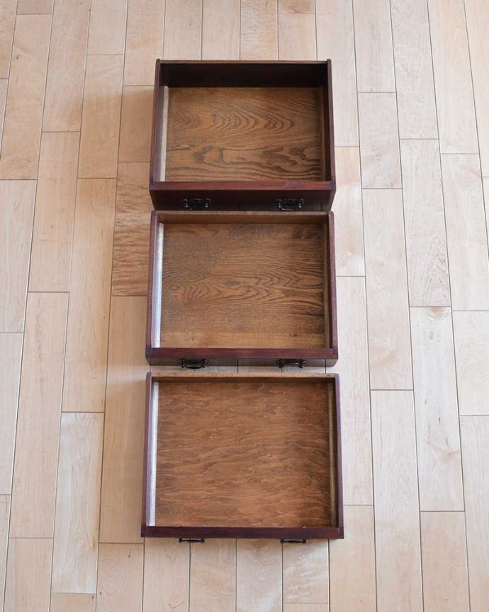 アンティークのチェスト　アンティーク家具　小さくてもお部屋の主役！ 美しい英国輸入のアンティークベッドサイドチェスト。引き出しは手前が１段目です。(k-1736-f)