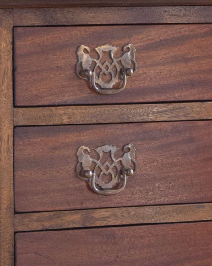 アンティークのチェスト　アンティーク家具　小さくてもお部屋の主役！ 美しい英国輸入のアンティークベッドサイドチェスト。優雅な引き出しの取っ手です。(k-1736-f)