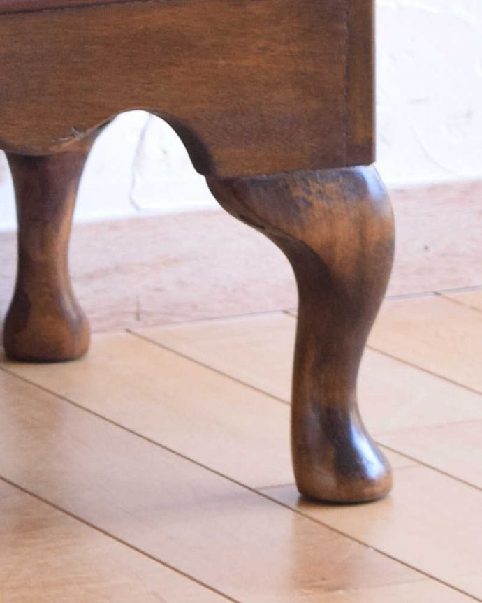 アンティークのチェスト　アンティーク家具　小さくてもお部屋の主役！ 美しい英国輸入のアンティークベッドサイドチェスト。上品なラインの脚がしっかりとキャビネットを支えます。(k-1736-f)