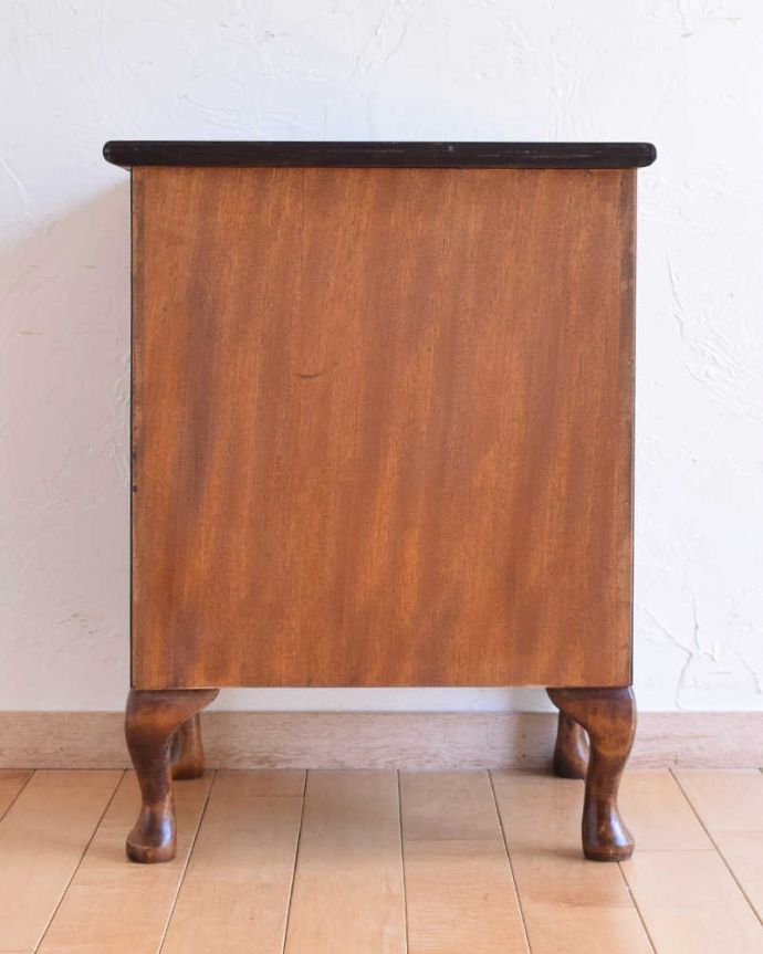 アンティークのチェスト　アンティーク家具　小さくてもお部屋の主役！ 美しい英国輸入のアンティークベッドサイドチェスト。アンティークは新品ではないので、もちろん経年変化によるキズはありますが、専門の職人が目立たないようキレイにお直しをしているので、後姿までキレイです。(k-1736-f)