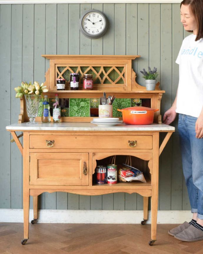 サイドボード　アンティーク家具　天然石と美しいタイルを使ったウォッシュスタンド、サテンウッド材のアンティーク家具。アンティークでしか手に入らない家具まだ水道の発達していない時代の家具、ウォッシュスタンド。(k-1737-f)