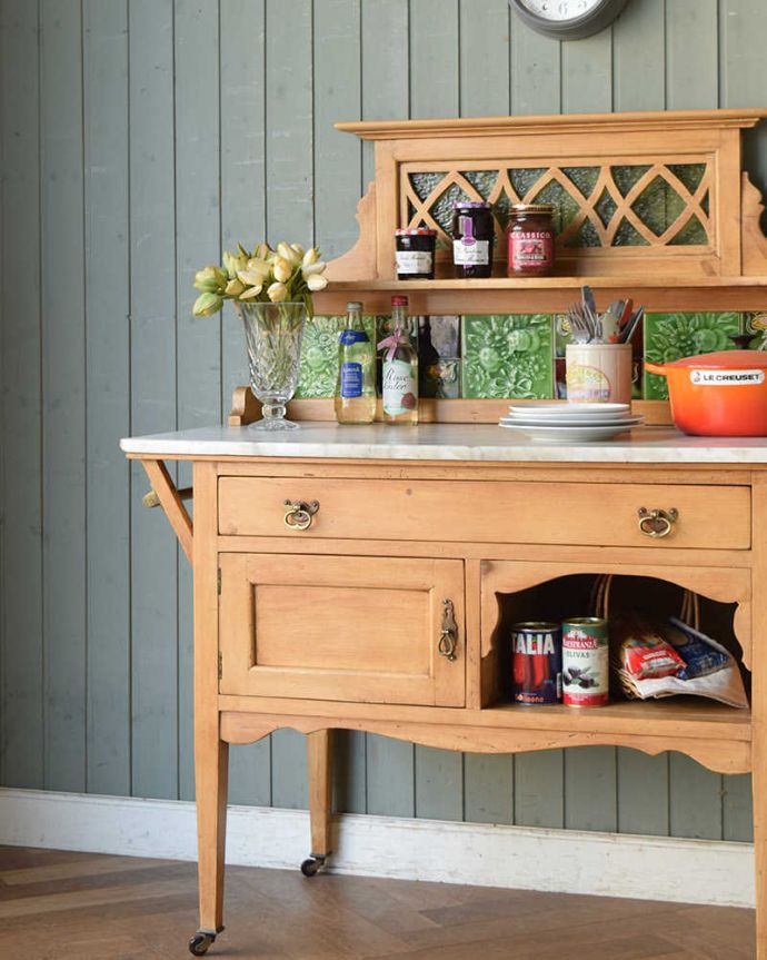 サイドボード　アンティーク家具　天然石と美しいタイルを使ったウォッシュスタンド、サテンウッド材のアンティーク家具。タイルと天然大理石のコラボ洗面器を置いて顔を洗うのに使っていた家具は、水が使えるようタイルと天然大理石が必須アイテム。(k-1737-f)