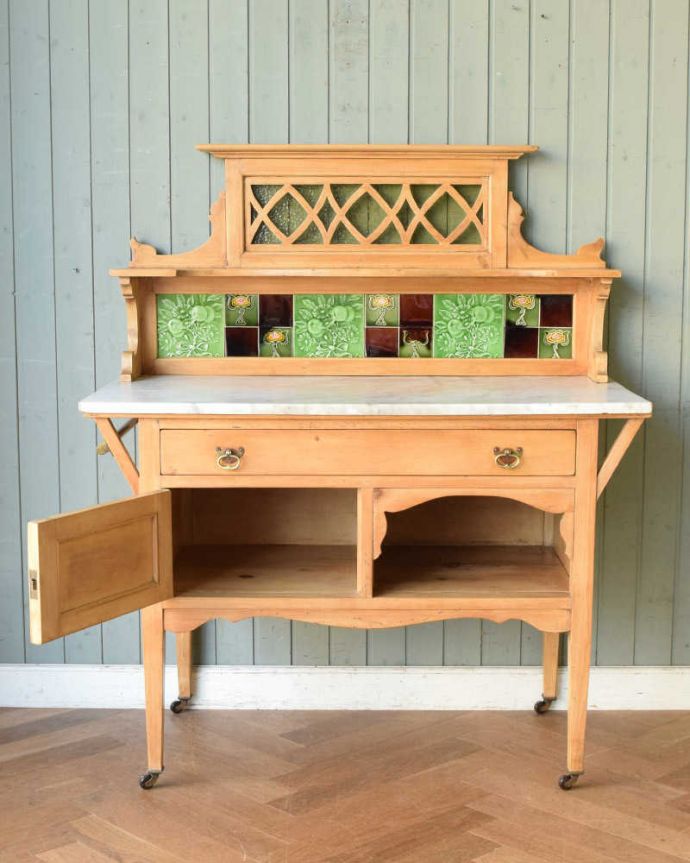 サイドボード　アンティーク家具　天然石と美しいタイルを使ったウォッシュスタンド、サテンウッド材のアンティーク家具。扉を開くとこんな感じ中もキレイに修復しました。(k-1737-f)