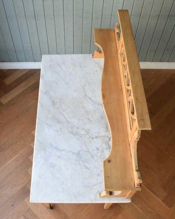 サイドボード　アンティーク家具　天然石と美しいタイルを使ったウォッシュスタンド、サテンウッド材のアンティーク家具。天然大理石を使った天板女性の憧れ、天然大理石が贅沢に使われた家具。(k-1737-f)