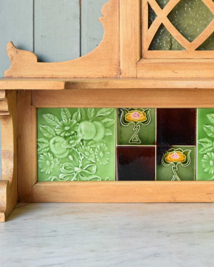 サイドボード　アンティーク家具　天然石と美しいタイルを使ったウォッシュスタンド、サテンウッド材のアンティーク家具。アンティークらしいタイル模様が独特で美しい当時のタイル。(k-1737-f)