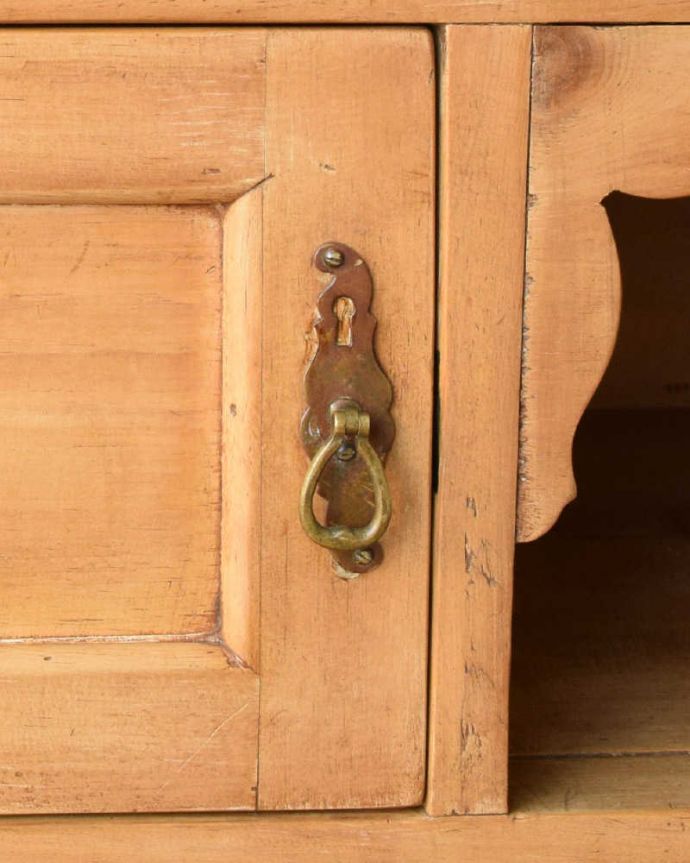 サイドボード　アンティーク家具　天然石と美しいタイルを使ったウォッシュスタンド、サテンウッド材のアンティーク家具。アンティークらしい素敵な取っ手味わい深い取っ手もアンティークらしいデザイン。(k-1737-f)