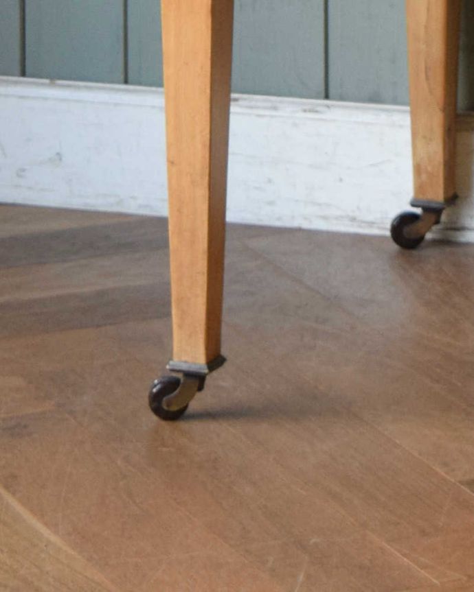 サイドボード　アンティーク家具　天然石と美しいタイルを使ったウォッシュスタンド、サテンウッド材のアンティーク家具。女性１人でラクラ運べちゃうんですキャスター付きの脚。(k-1737-f)