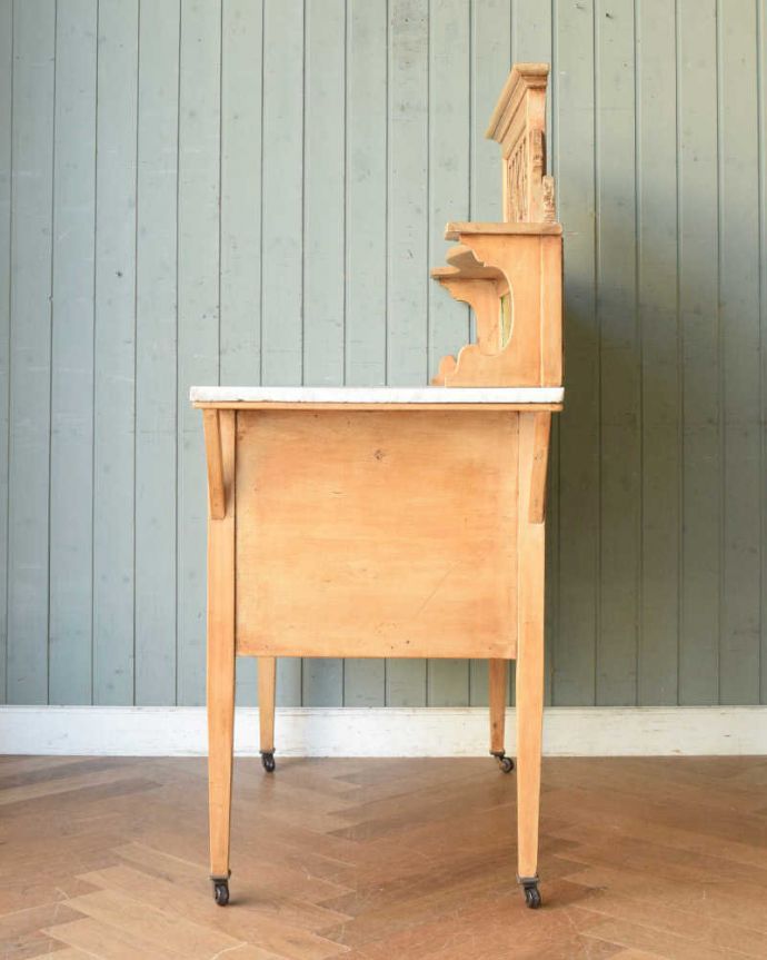 サイドボード　アンティーク家具　天然石と美しいタイルを使ったウォッシュスタンド、サテンウッド材のアンティーク家具。横から見ても素敵なんですもちろん、横から見てもキレイに仕上がっているので、いろんな場所に置いて使って下さい。(k-1737-f)