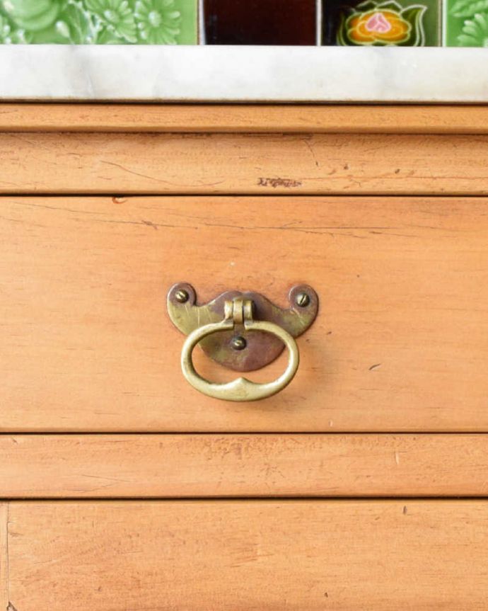 サイドボード　アンティーク家具　天然石と美しいタイルを使ったウォッシュスタンド、サテンウッド材のアンティーク家具。開ける度にワクワク･･･引き出しの取っ手も可愛いデザイン。(k-1737-f)