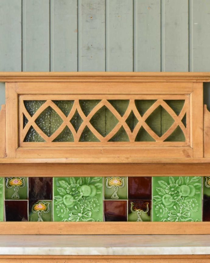 サイドボード　アンティーク家具　天然石と美しいタイルを使ったウォッシュスタンド、サテンウッド材のアンティーク家具。タイル×ガラスのコラボがめずらしいデザインです。(k-1737-f)