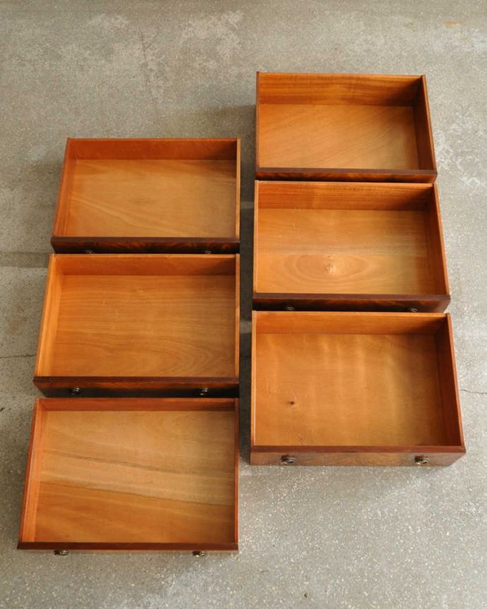 アンティークのチェスト　アンティーク家具　高級感のある英国アンティーク、マホガニー材のチェストオブドロワーズ。引き出しは手前が１段目です。(k-1738-f)