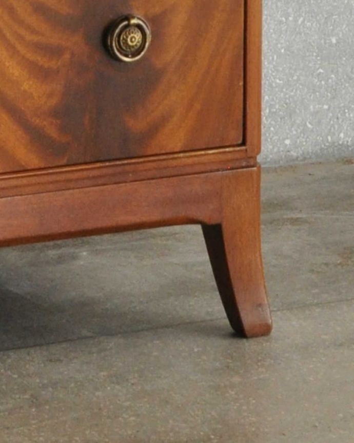 アンティークのチェスト　アンティーク家具　高級感のある英国アンティーク、マホガニー材のチェストオブドロワーズ。しっかりチェストを支えます。(k-1738-f)