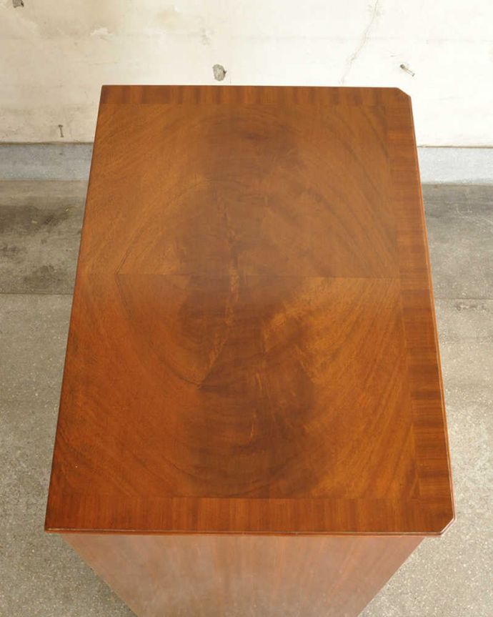 アンティークのチェスト　アンティーク家具　高級感のある英国アンティーク、マホガニー材のチェストオブドロワーズ。天板も木目がキレイです。(k-1738-f)